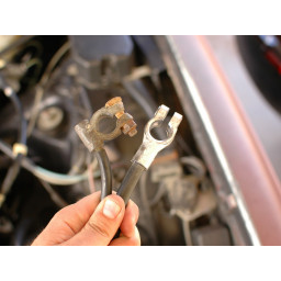 Замена заземляющего кабеля аккумулятора Mercedes W123